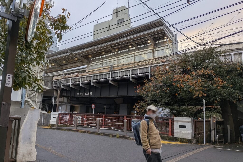 東急東横線と交差する目黒川