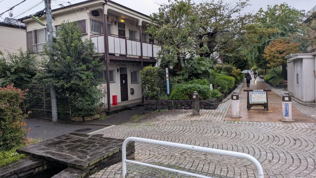 烏山川の中盤から終点にかけての光景です